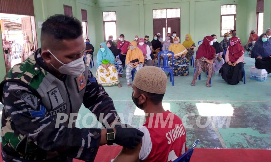 lanal Menjangkau Serbuan Vaksin Wilayah Pesisir, Lanal Balikpapan Kerahkan Tim Kesehatan Terjun Lapangan PROKALTIM