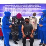 HUT Ke-75 Jalasenastri TNI AL, Lanal Balikpapan Gelar Serbuan Vaksinasi dan Pemberian Tali Asih