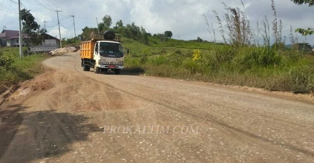 Screenshot 9 Jalanan TNI Manunggal Membangun Desa Transad KM 8 Mulai Rusak, Nurhadi: Semoga Tahun Depan Diaspal PROKALTIM
