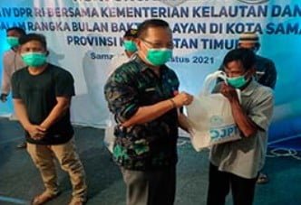 WALKOT SMD Andi Harun Serahkan 1.000 Paket Sembako Nelayan Tangkap dan Budi Daya Ikan PROKALTIM