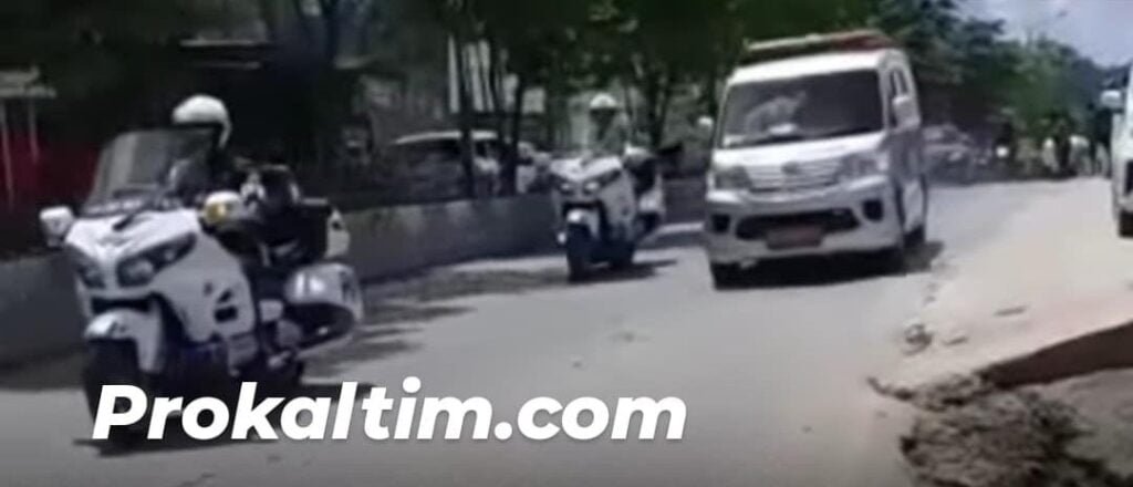 WhatsApp Image 2021 08 26 at 14.18.08 Iringan Presiden "Minggir", Ambulan Lewat Tuai Pujian PROKALTIM