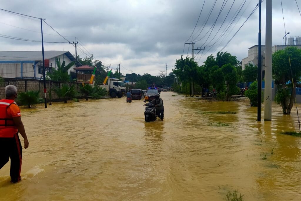 20210903 204253 Diguyur Hujan Lebat, Akses Jalan Kariangau Terputus, 18 Warga Terpaksa Mengungsi PROKALTIM