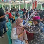 Lanal Balikpapan Bersama Daihatsu Serba Mulia Group Sasar Masyarakat Kota untuk di Vaksin