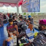 Menyambut HUT TNI AL Ke-76, Lanal Gelar Serbuan Vaksin Masyarakat Maritim Muara Badak dan Kutai Kertanegara