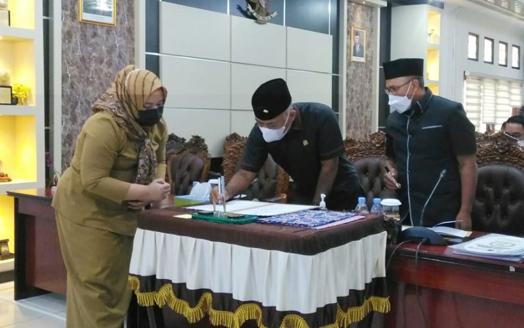 Screenshot 32 Agenda Penyampaian Jawaban Fraksi DPRD Tentang Pengelolaan Sampah PROKALTIM