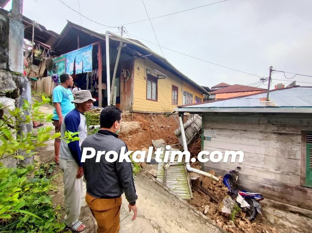 WhatsApp Image 2021 09 13 at 07.00.21 Rumah Warga Rusak, 3 Motor Tertimbun Longsor PROKALTIM