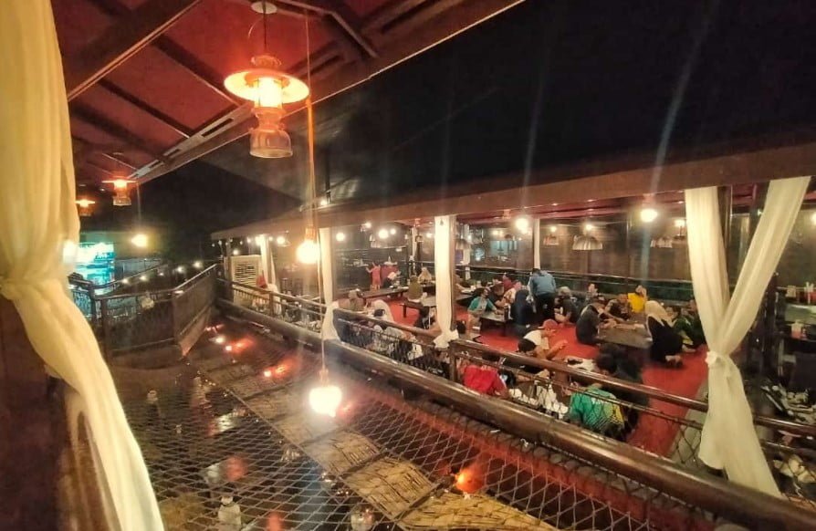 kst Kedai Sampan Tradisional, Sajian Unik di atas Sampan, Tampilan Artistik Hemat Duit PROKALTIM