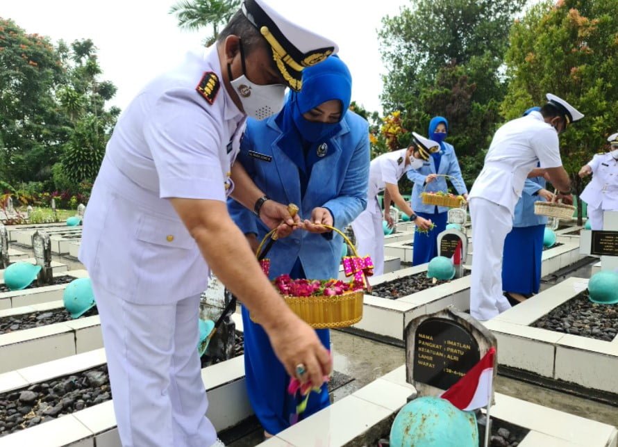 lanal bpp Menyambut HUT TNI AL ke 76, Lanal Balikpapan Ziarah TMP Dharma Agung PROKALTIM