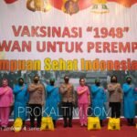 Polwan Polda Kaltim Gelar Vaksinasi dan Bagikan Bansos bagi Nakes