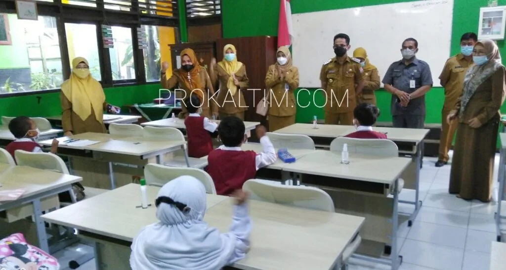 20211012 083030 Hari Pertama Sekolah Terbatas, Mendadak Wali Kota Tinjau di Sekolah PROKALTIM