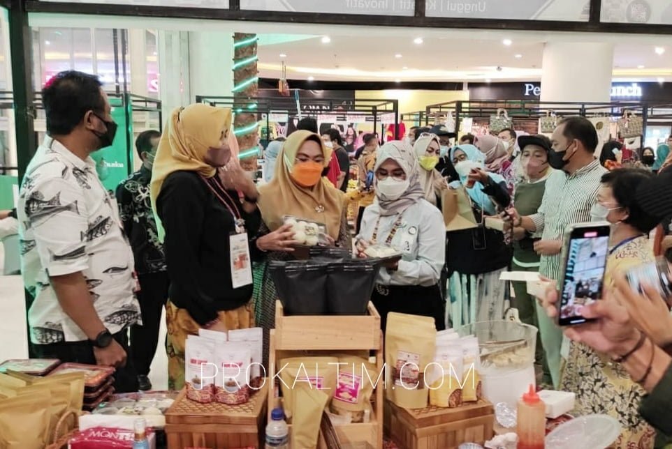 20211021 110610 Ketua Dekranasda Hj Nurlena Membuka Event UMKM Bangkit Exhibition PROKALTIM