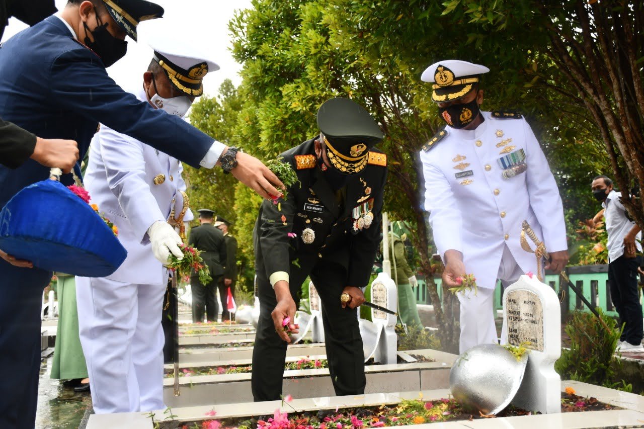 IMG 20211004 WA0011 Jelang HUT TNI Ke - 76, Lanal Balikpapan Gelar Upacara Ziarah Nasional PROKALTIM