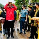 Tiba di Tana Tidung, Presiden Disambut Prosesi Adat Tepung Tawar