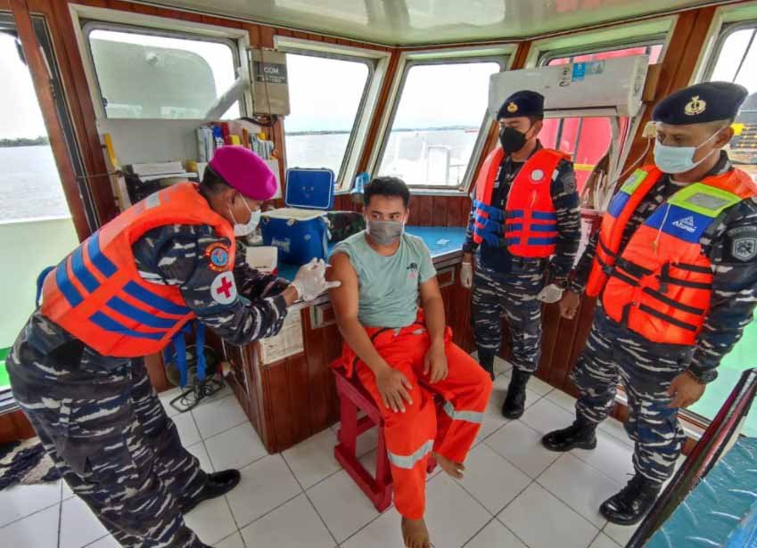 Screenshot 16 TNI AL Balikpapan Vaksin On The Spot di Atas Kapal Barakuda 10 PROKALTIM