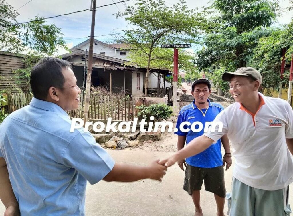 WhatsApp Image 2021 10 09 at 22.56.28 3 Tahun Sering Banjir, Blok Transmigrasi Dapat Bantuan H Sasa, Bantu Swadaya Masyarakat. PROKALTIM