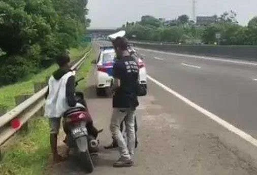 Gegara Google Maps, Kesasar Masuk Tol, 2 Pelajar Pengendara Motor Dihentikan PJR PROKALTIM 8 pengendara motor masuk tol cipul 20211019103829 Gegara Google Maps, Kesasar Masuk Tol, 2 Pelajar Pengendara Motor Dihentikan PJR PROKALTIM