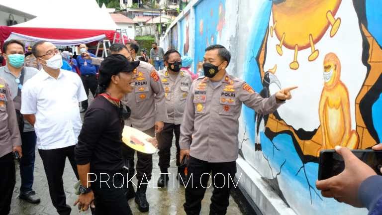 20211101 081454 Buka Festival Mural Polri, Wakapolda Kaltim Apresiasi Para Seniman PROKALTIM