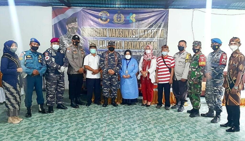 20211101 225755 Ratusan Pengunjung Gazebo Daun Peroleh Vaksin dari Lanal Balikpapan  PROKALTIM