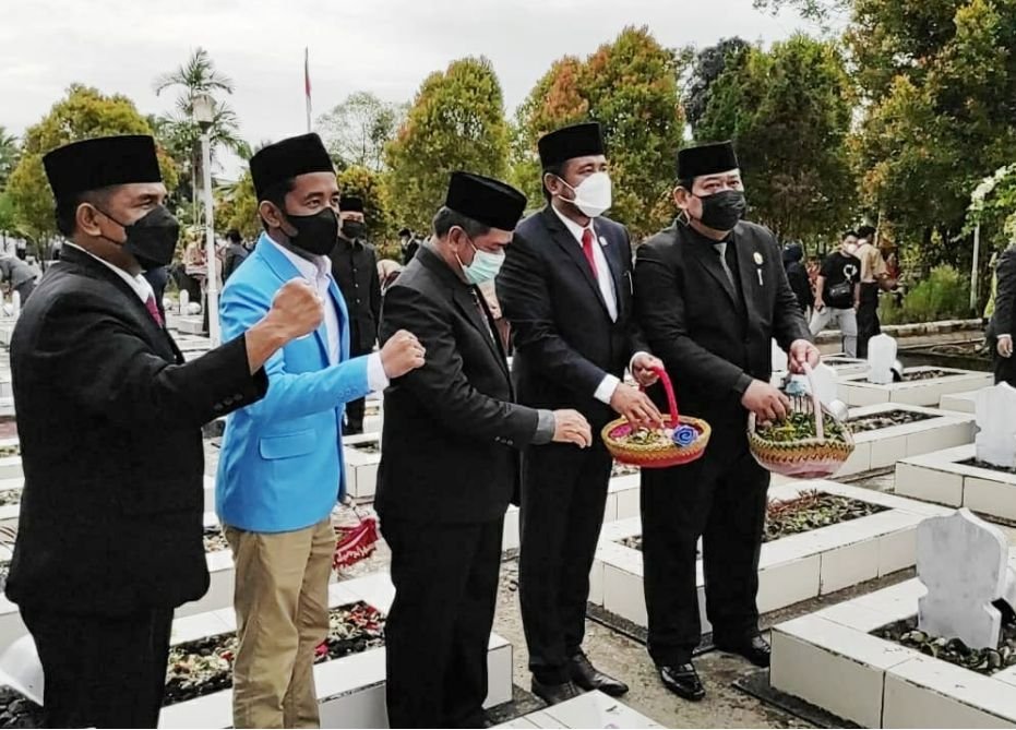 dprd1 DPRD Balikpapan Hadiri Peringatan Hari Pahlawan dan Ziarah di TMP Balikpapan PROKALTIM