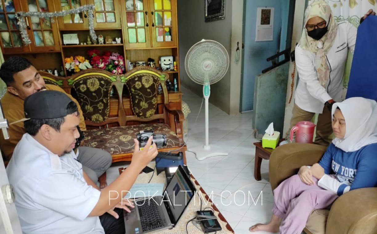 Inilah Cara Disdukcapil Bersama Kelurahan Karang Jati Door to Door Perekaman E-KTP