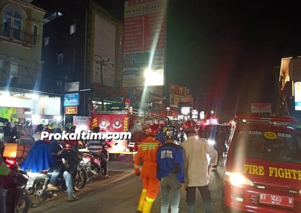 WhatsApp Image 2021 12 18 at 12.53.17 Lambung "Kebakaran", Disdamkar dan Relawan Responsif Ke TKP PROKALTIM