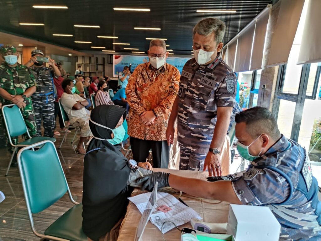 IMG 20220110 WA0001 Danlantamal XIII Tinjau Pelaksanaan Serbuan Vaksin Covid-19 Lanal Balikpapan di Buddhist Center PROKALTIM