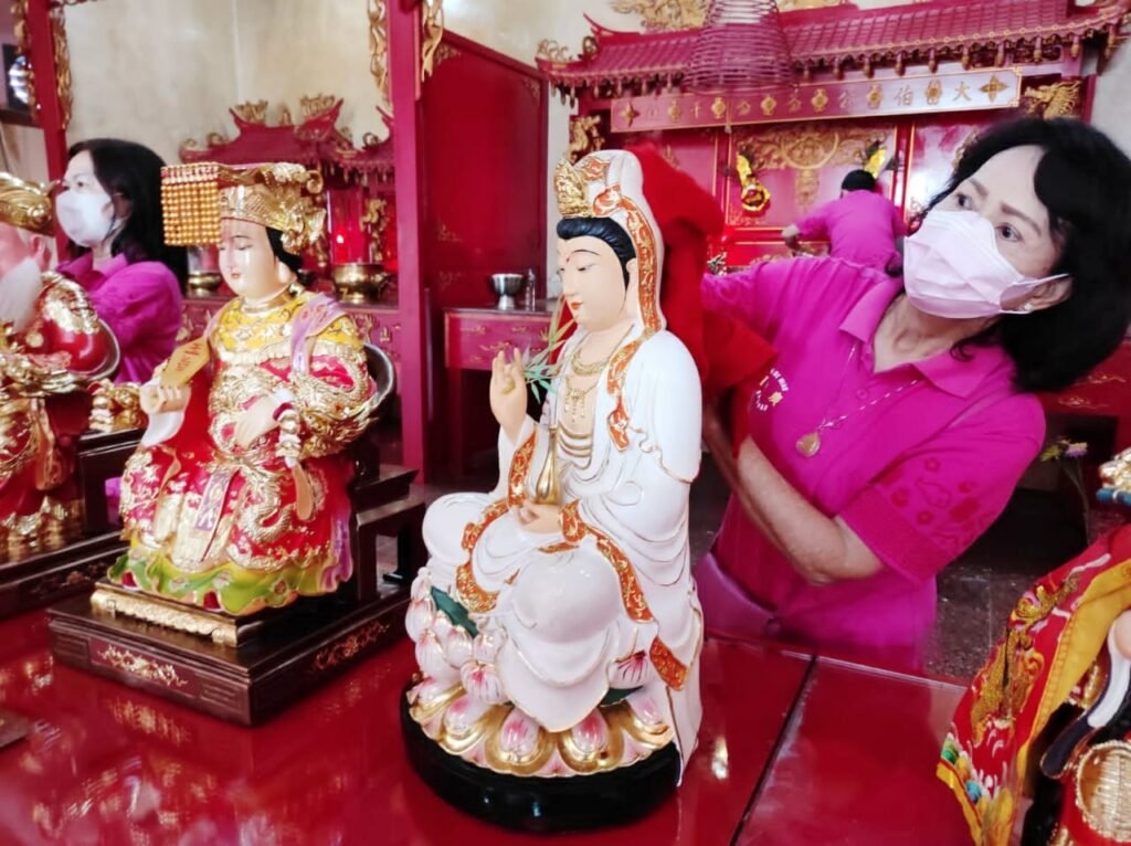 IMG 20220127 WA0000 Jelang Tahun Baru Imlek, Warga Tionghoa Mandikan Patung Dewa Dewi PROKALTIM