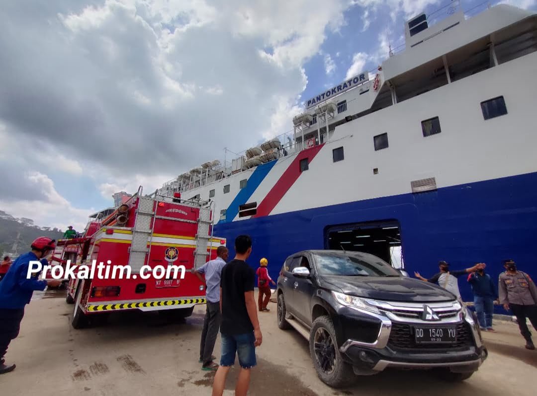Breaking News – Calon Penumpang Panik, KM Pantokrator Terbakar
