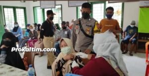 WhatsApp Image 2022 01 07 at 15.24.39 Operasi Cetar, Percepatan Vaksinasi Antar Jemput Oleh Polsek PROKALTIM