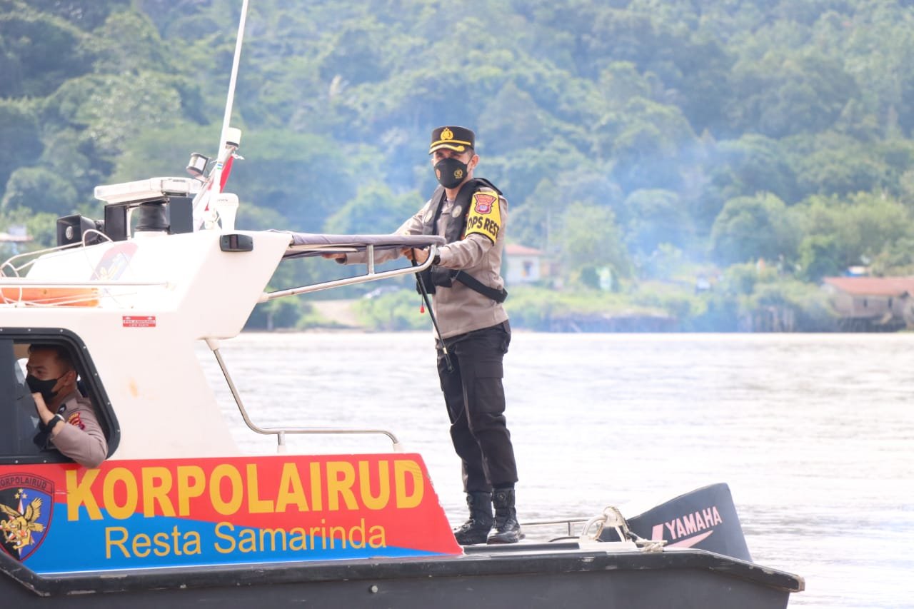Vaksinasi Door to Door, Polresta Samarinda Jemput Bola Ke Loa Kumbar