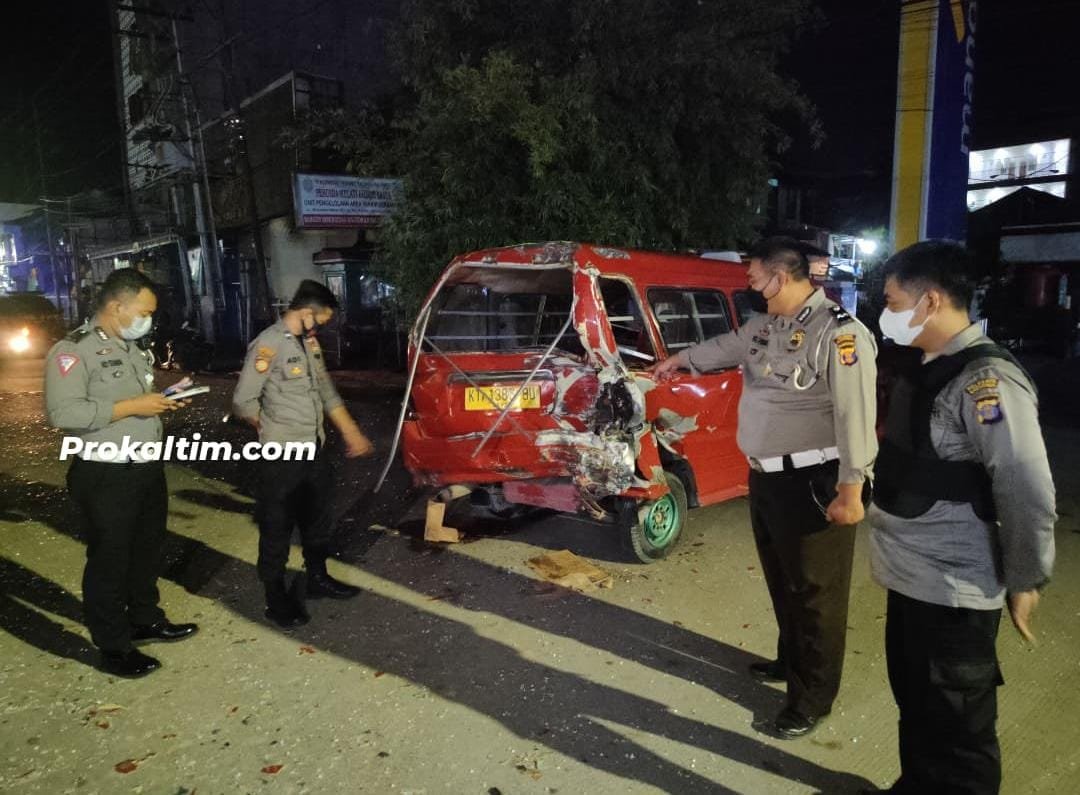 Sopir Angkot Tidur Lelap, Ditabrak Orang Yang Bicara Ngelantur, Mau Pergi Mobilnya Rusak, Begini Jadinya