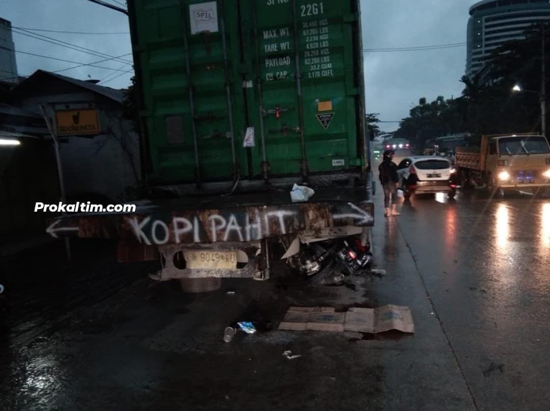 Tabrak Kontainer Parkir, Dua Remaja Meninggal Di Tempat