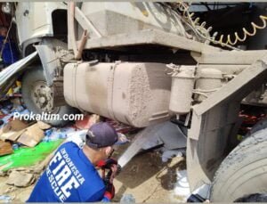 WhatsApp Image 2022 01 31 at 02.46.13 Truk Kontainer Mati Mesin, Sopir Loncat Selamatkan Diri, Dua Rumah Rusak, Disdamkar Amankan Area PROKALTIM