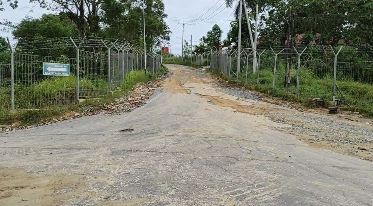 Jalan Rusak SMA Patra Dharma Tak Kunjung Diperbaiki, Alwi Al Qadri Sebut RDMP Pertamina Kembali Ingkar Janji