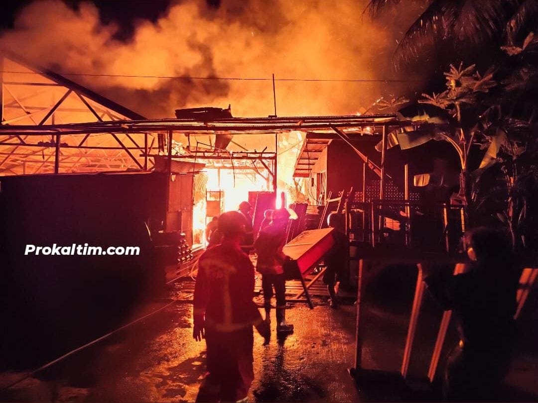 Kepulan Asap Dari Jauh Bikin Curiga, Didekati Api Sudah Menjalar, 8 Jiwa Kehilangan Tempat Tinggal