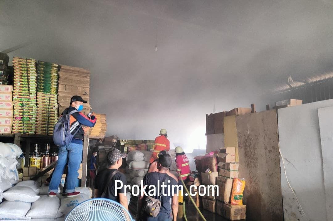 Lagi Asik Menggoreng, Api Membumbung Tinggi, Gudang Makanan Ringan Terbakar, Warga Live FB Minta Bantuan Pemadam