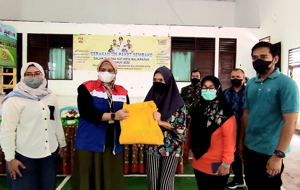 20220328 085630 Kelurahan Prapatan Serahkan Bantuan Sembako. Rangkaian HUT ke-125 Kota Balikpapan PROKALTIM