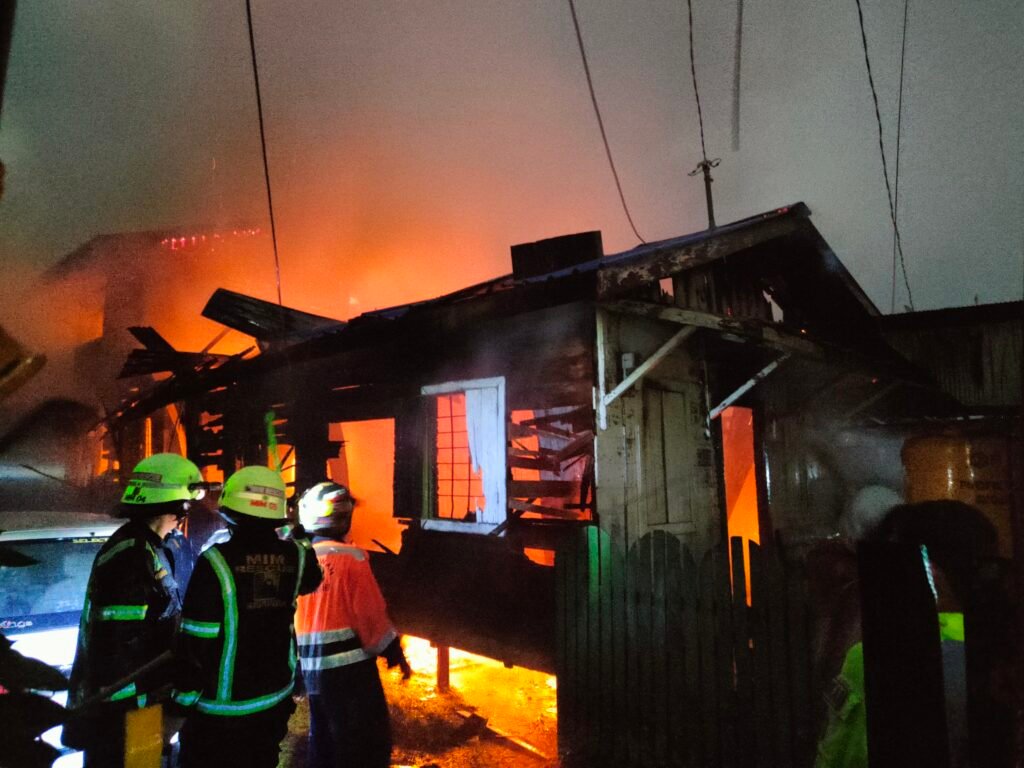 IMG20220316183943 Breaking News!! Jelang Magrib Si Jago Merah Melahap Bangunan Kayu di Karang Mumus PROKALTIM