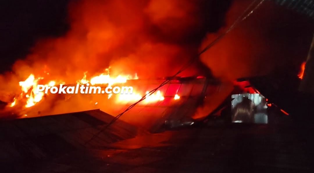 14 Lapak Pedagang Pasar Segiri Jadi Arang, 90 Menit Damkar Berjibaku