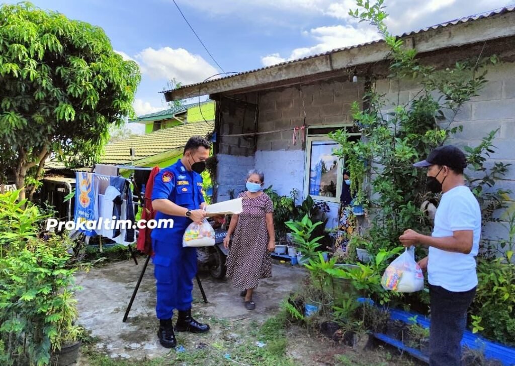 WhatsApp Image 2022 03 06 at 09.19.19 Ubah Citra Negatif Lingkungan, Anggota Polri ini Inisiatif Bagi Sembako, 2 Tahun Berjalan PROKALTIM