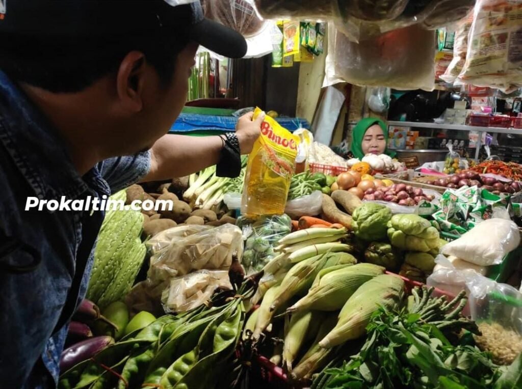 WhatsApp Image 2022 03 15 at 21.30.22 Minyak Masih Langka, Rp 80 Ribu Isi 2 Liter, Masyarakat Mau Tidak Mau Beli PROKALTIM