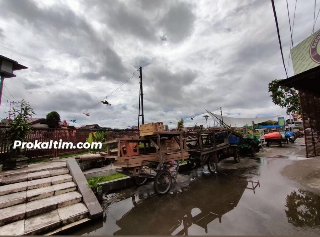 WhatsApp Image 2022 03 16 at 16.02.36 Kumuh! Sudah Ditertibkan, Balik Lagi, Masyarakat Sekitar Sudah "Munyak" PROKALTIM