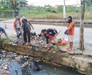 WhatsApp Image 2022 03 17 at 07.05.21 Parit Gelatik Sudah Bersih, Sempat Kendala Terbatasnya Tim DLH PROKALTIM