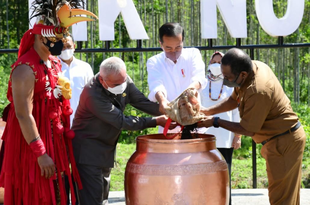 ikn Tiba di Titik Nol Kilometer IKN, Presiden Satukan Tanah dan Air Nusantara PROKALTIM