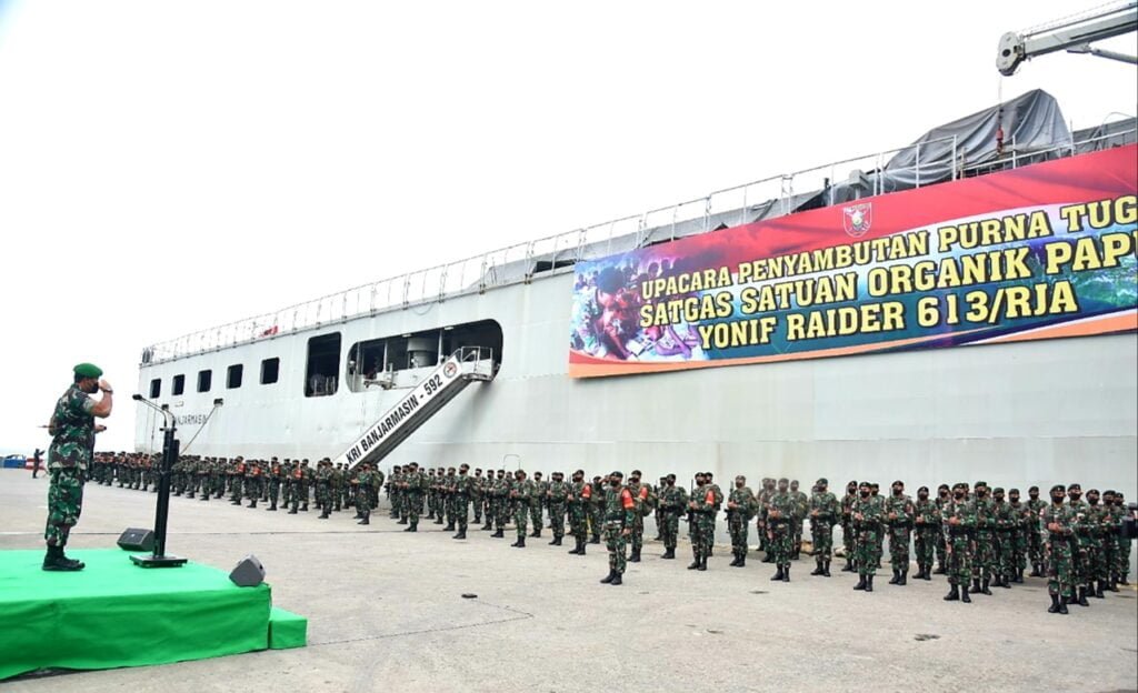 20220409 125738 Pangdam VI/Mlw Pimpin Upacara Penyambutan Purna Tugas Satgas Yonif Raider 613/Raja Alam PROKALTIM