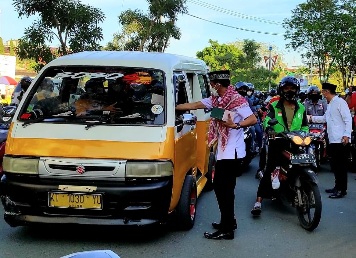 20220409 132916 Semarakkan Ramadan, Blue Sky Hotel Berbagi 500 Takjil PROKALTIM