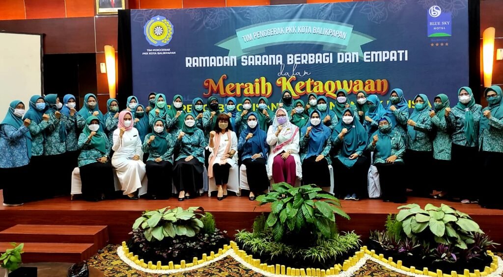 20220425 201328 TP-PKK dan Blue Sky Hotel Balikpapan, Bagikan Bingkisan Lebaran Kepada 102 Lansia PROKALTIM