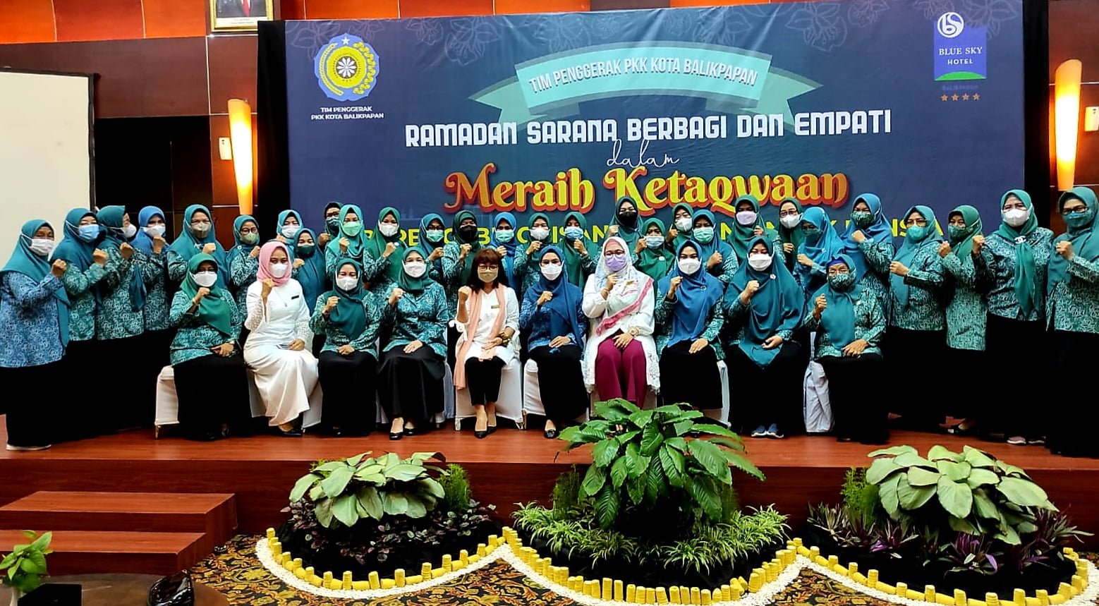 20220425 201328 TP-PKK dan Blue Sky Hotel Balikpapan, Bagikan Bingkisan Lebaran Kepada 102 Lansia PROKALTIM