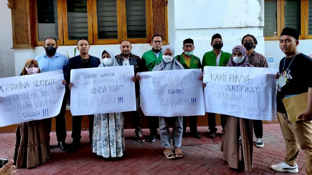 20220427 140629 Dugaan Pertamina Klaim Lahan, Warga RT 12 Karang Jati Geruduk DPRD. Simon: Akan Kita Sidak PROKALTIM