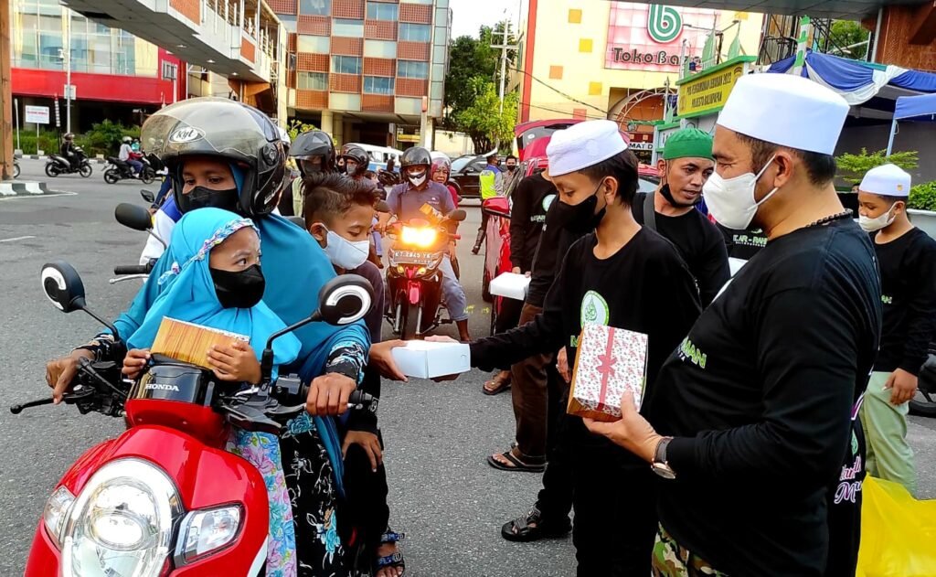 20220430 111424 Majelis Taklim Ar-Rahman Berbagi Takjil Gratis PROKALTIM